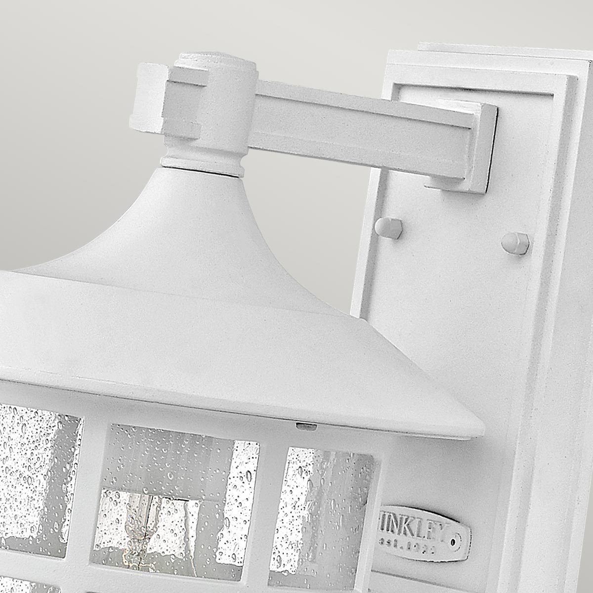 Freeport 30cm Vit utelampa från Elstead Lighting - Tillverkad av v&auml;derbest&auml;ndig komposit och glas, erbjuder den en robust och l&aring;nglivad konstruktion som t&aring;l tuffa utomhusf&ouml;rh&aring;llanden utan att rosta eller korrodera.