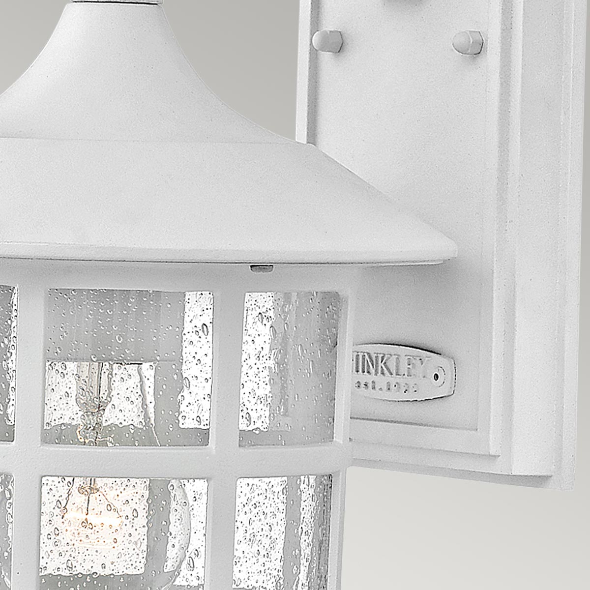 Freeport 30cm Vit utelampa från Elstead Lighting - Tillverkad av v&auml;derbest&auml;ndig komposit och glas, erbjuder den en robust och l&aring;nglivad konstruktion som t&aring;l tuffa utomhusf&ouml;rh&aring;llanden utan att rosta eller korrodera.