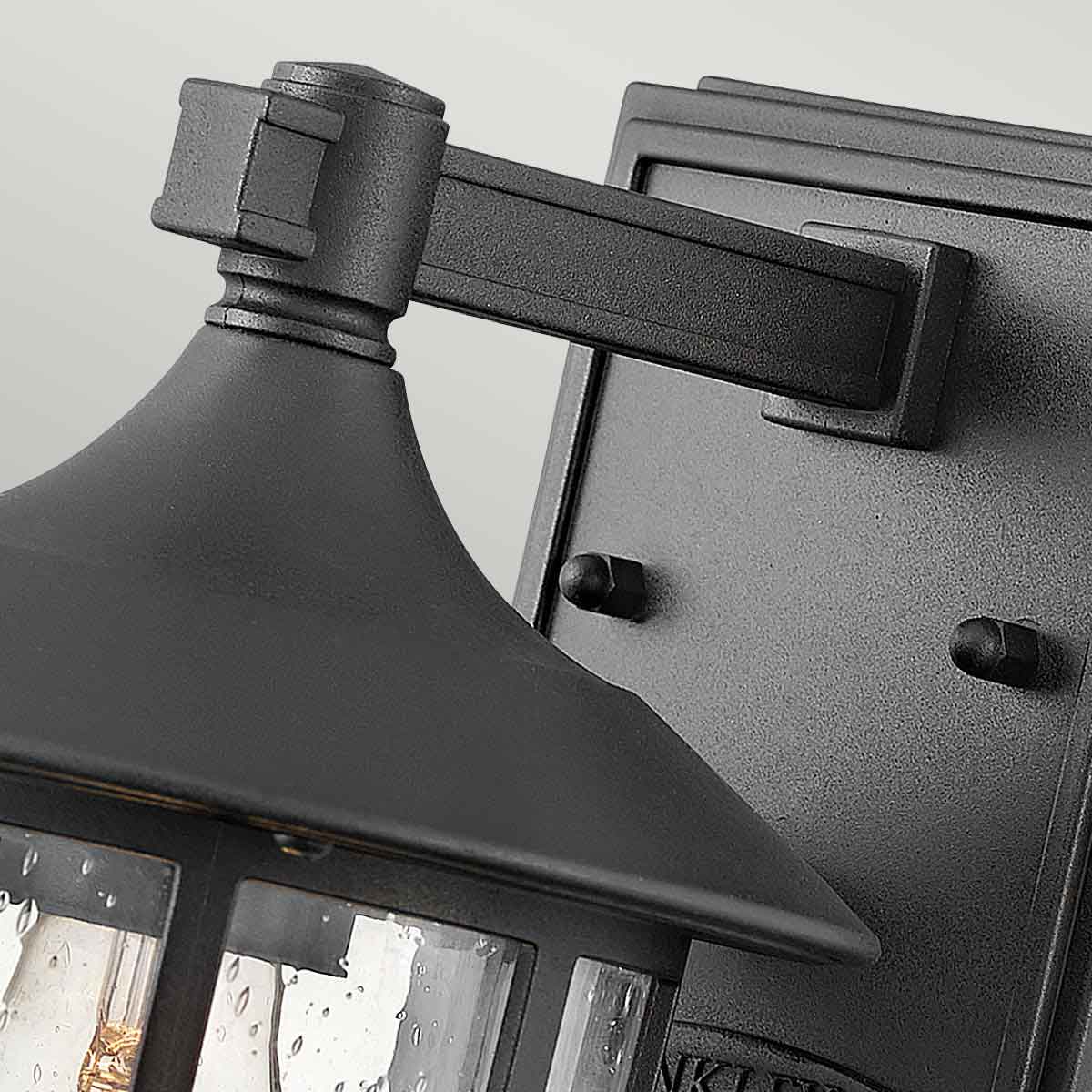 Freeport 24cm Svart utelampa från Elstead Lighting - Tillverkad av v&auml;derbest&auml;ndig komposit och glas, erbjuder den en robust och l&aring;nglivad konstruktion som t&aring;l tuffa utomhusf&ouml;rh&aring;llanden utan att rosta eller korrodera.