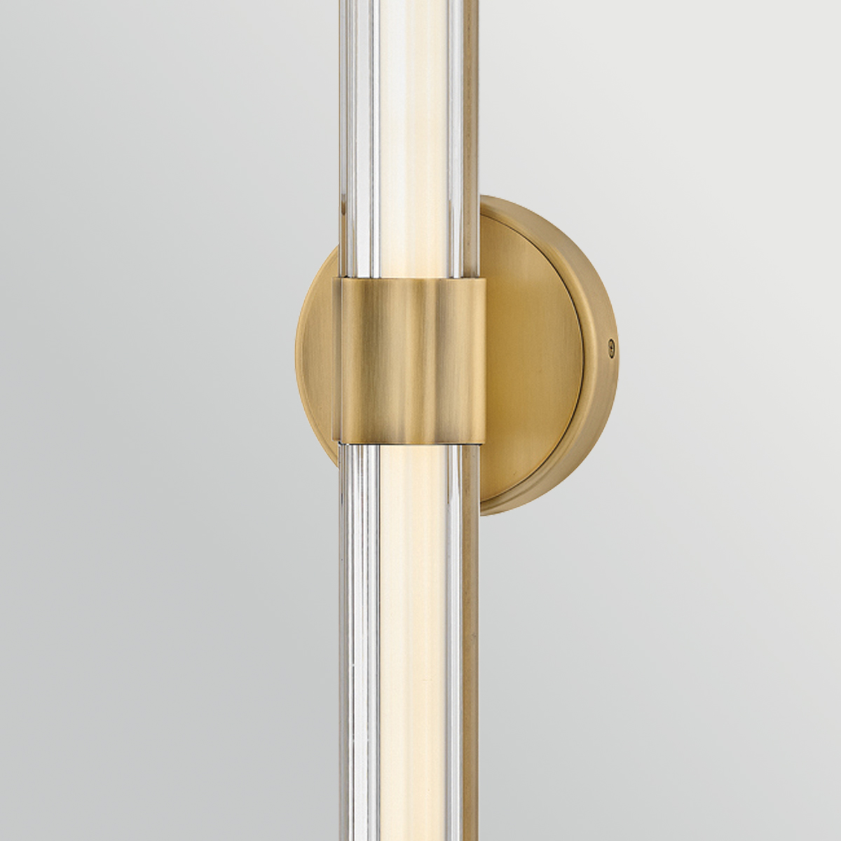 Georgette 60cm Mässing badrumslampa från Elstead Lighting - Georgette &auml;r en elegant v&auml;gglampa f&ouml;r badrum med en dekorativ och symmetrisk design.