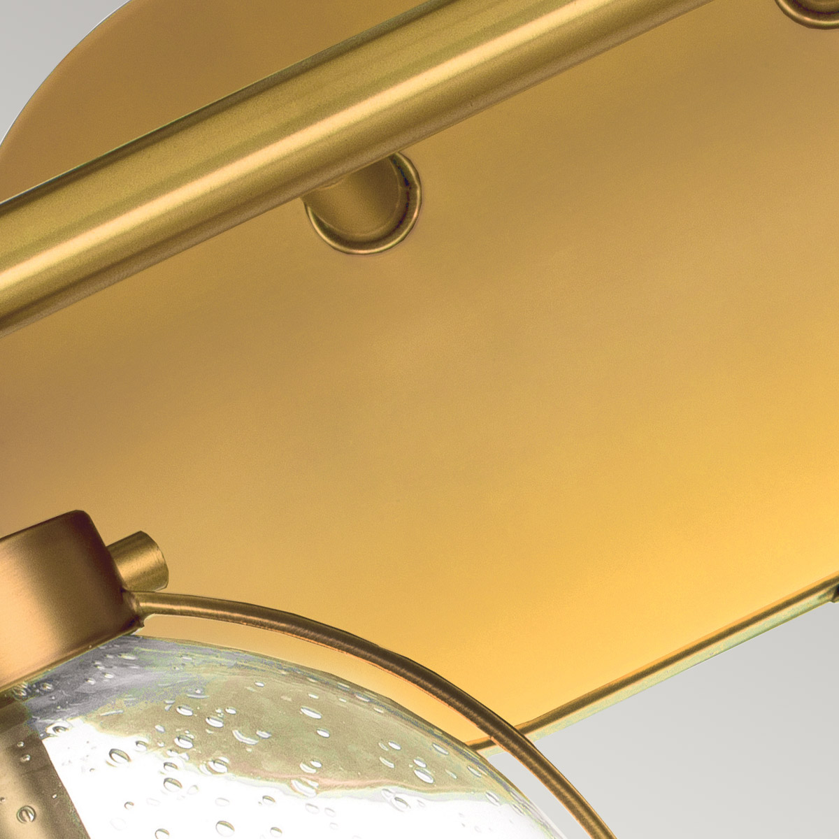 Hollis 40cm Antik mässing badrumslampa från Elstead Lighting - Tillverkad i st&aring;l med en finish i m&auml;ssing, &auml;r den b&aring;de robust och dekorativ.