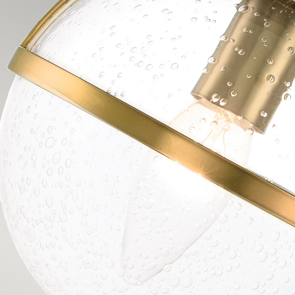 Hollis 40cm Antik mässing badrumslampa från Elstead Lighting - Tillverkad i st&aring;l med en finish i m&auml;ssing, &auml;r den b&aring;de robust och dekorativ.