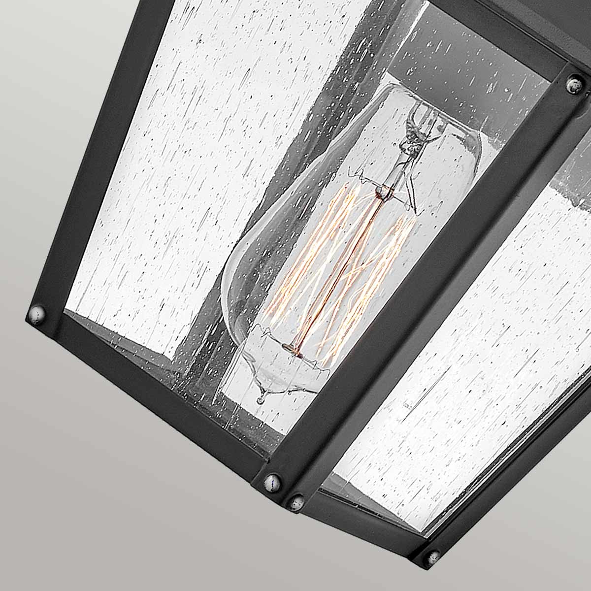 Huntersfield Svart utelampa från Elstead Lighting - Tillverkad av aluminium och i en klassisk svart finish, ger den b&aring;de h&aring;llbarhet och stil till din utomhusbelysning.