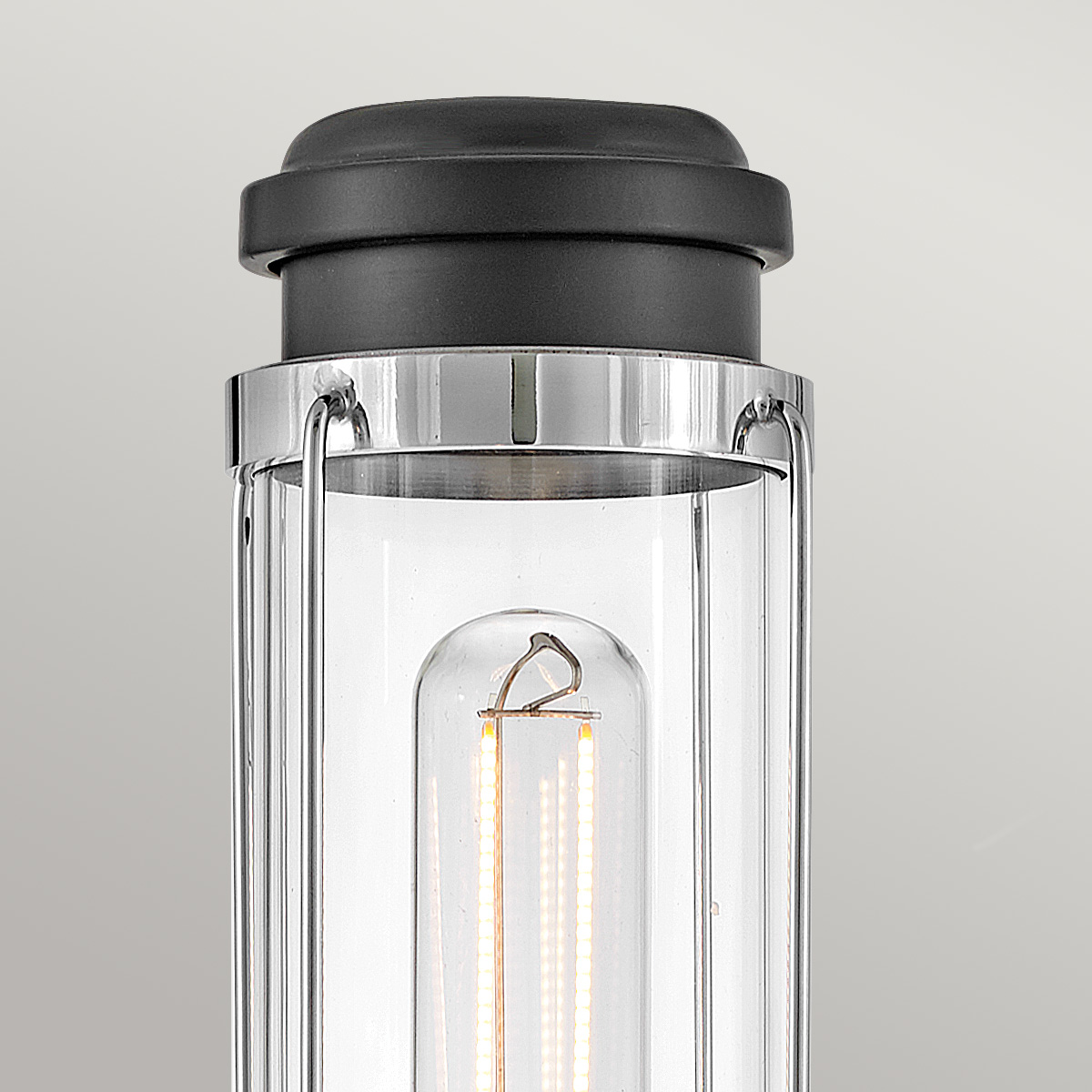 Masthead 35cm Krom badrumslampa från Elstead Lighting - Tillverkad av st&aring;l och glas, har den en sofistikerad polerad kromfinish i kombination med svarta detaljer som ger ett lyxigt och tidl&ouml;st uttryck.