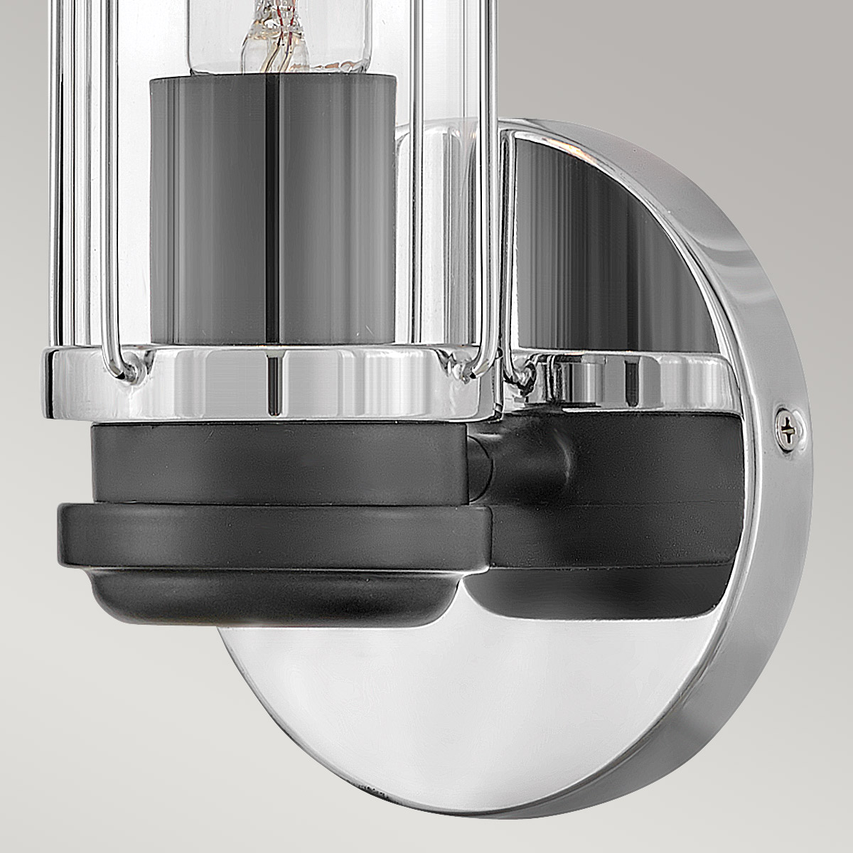 Masthead 35cm Krom badrumslampa från Elstead Lighting - Tillverkad av st&aring;l och glas, har den en sofistikerad polerad kromfinish i kombination med svarta detaljer som ger ett lyxigt och tidl&ouml;st uttryck.