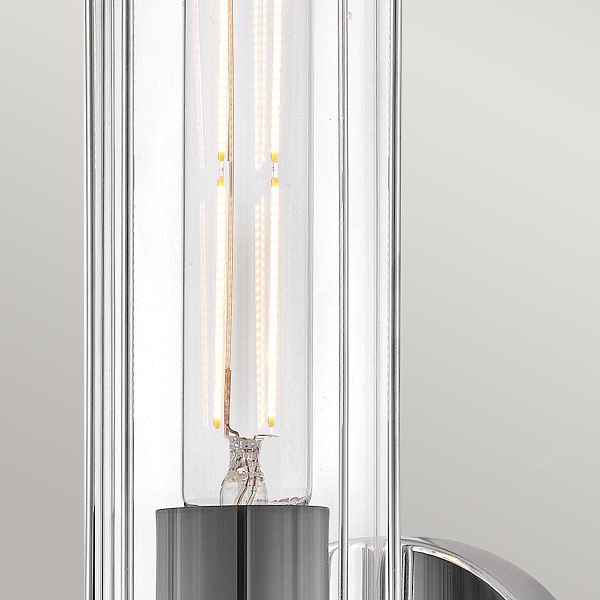 Masthead 35cm Krom badrumslampa från Elstead Lighting - Tillverkad av st&aring;l och glas, har den en sofistikerad polerad kromfinish i kombination med svarta detaljer som ger ett lyxigt och tidl&ouml;st uttryck.