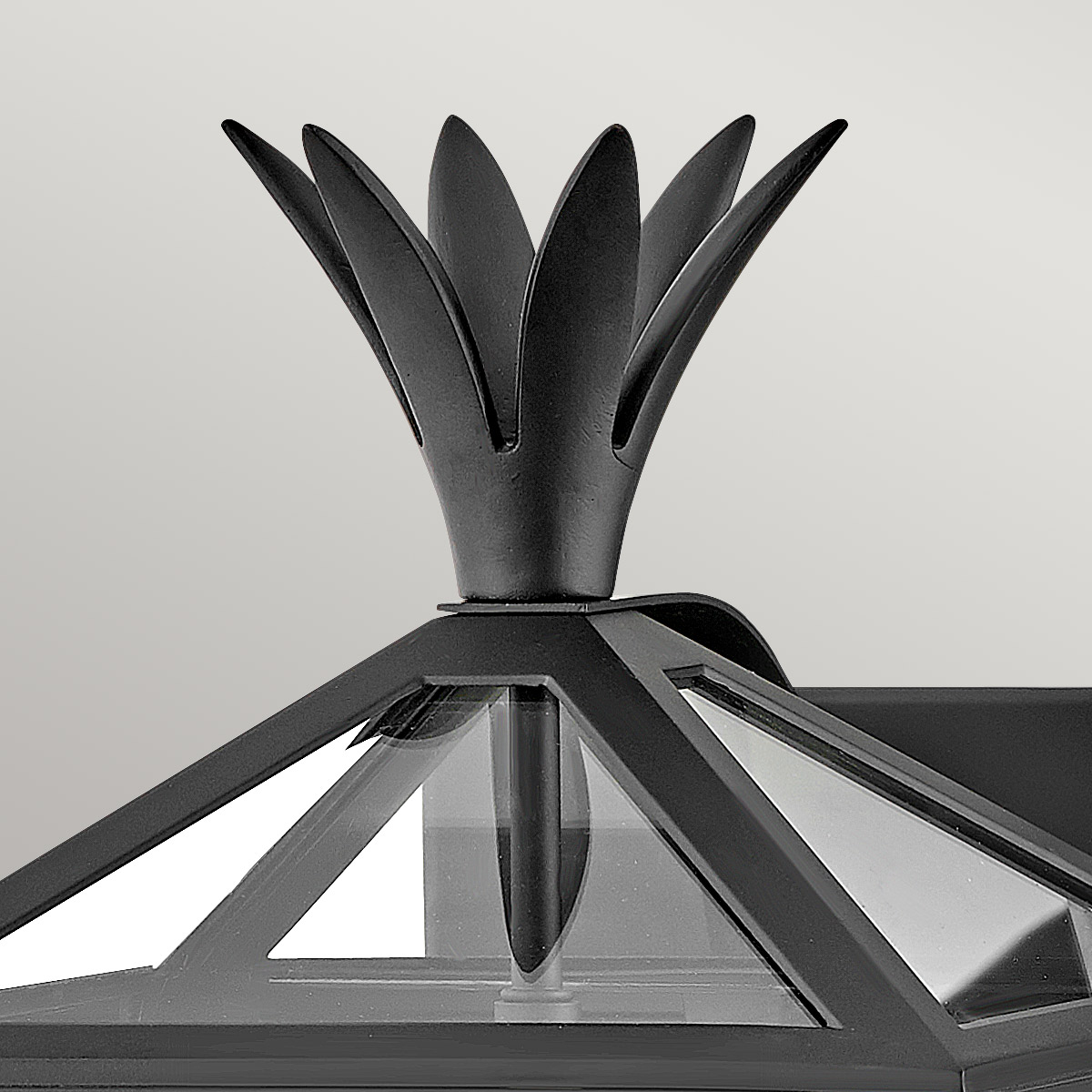 Palma Svart utelampa från Elstead Lighting - Tillverkad i aluminium med klarglas, erbjuder Palma b&aring;de h&aring;llbarhet och en touch av gammaldags charm, perfekt f&ouml;r utomhusbruk.