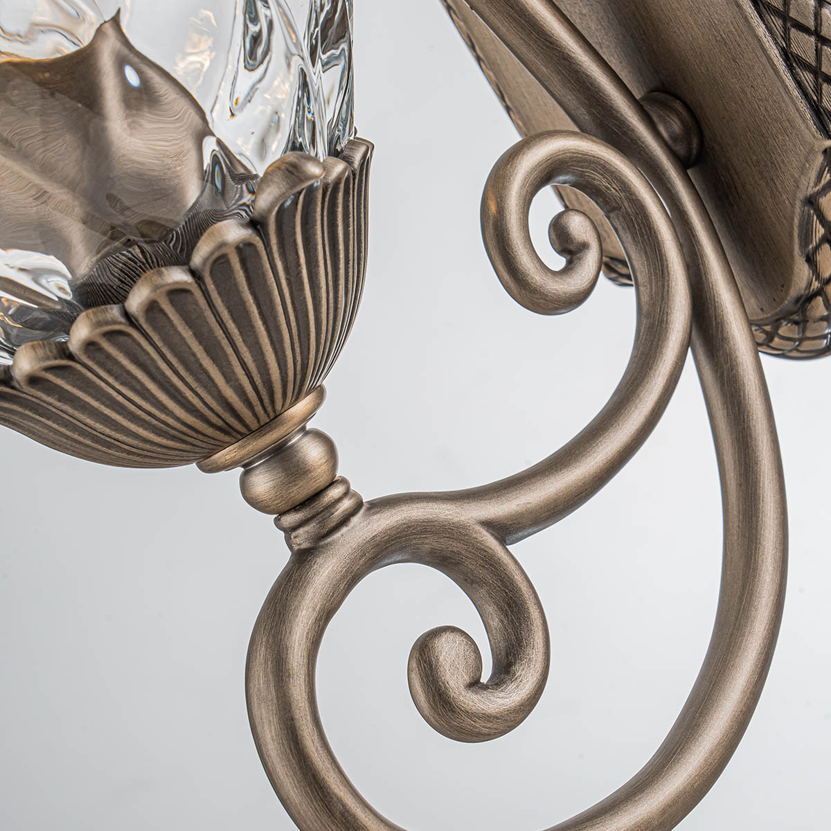 Plantation Brons utelampa från Elstead Lighting - Med sitt unika ananasformade optiska glas och h&aring;llbara aluminiumkonstruktion skapar lampan en k&auml;nsla av lyx och stil.