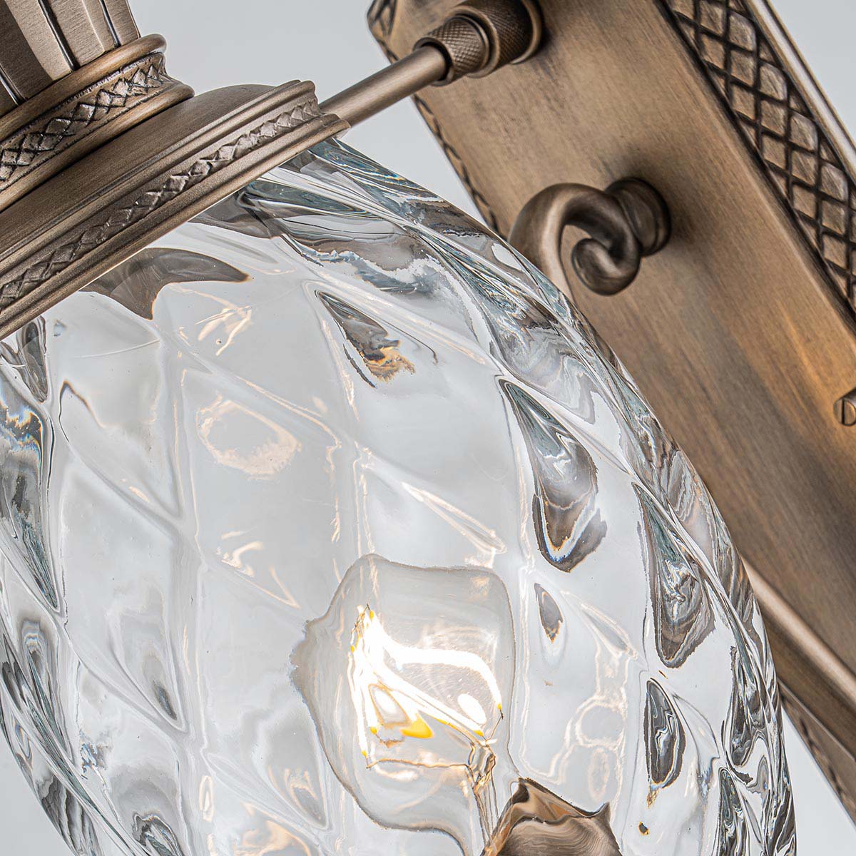 Plantation Brons utelampa från Elstead Lighting - Med sitt unika ananasformade optiska glas och h&aring;llbara aluminiumkonstruktion skapar lampan en k&auml;nsla av lyx och stil.