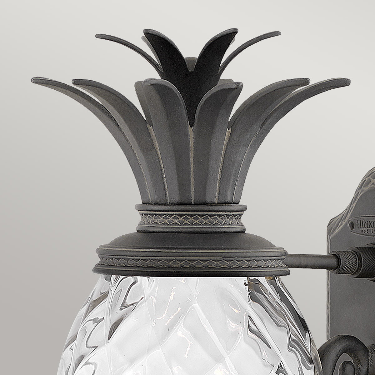 Plantation Svart utelampa från Elstead Lighting - Med sitt unika ananasformade optiska glas och h&aring;llbara aluminiumkonstruktion skapar lampan en k&auml;nsla av lyx och stil.
