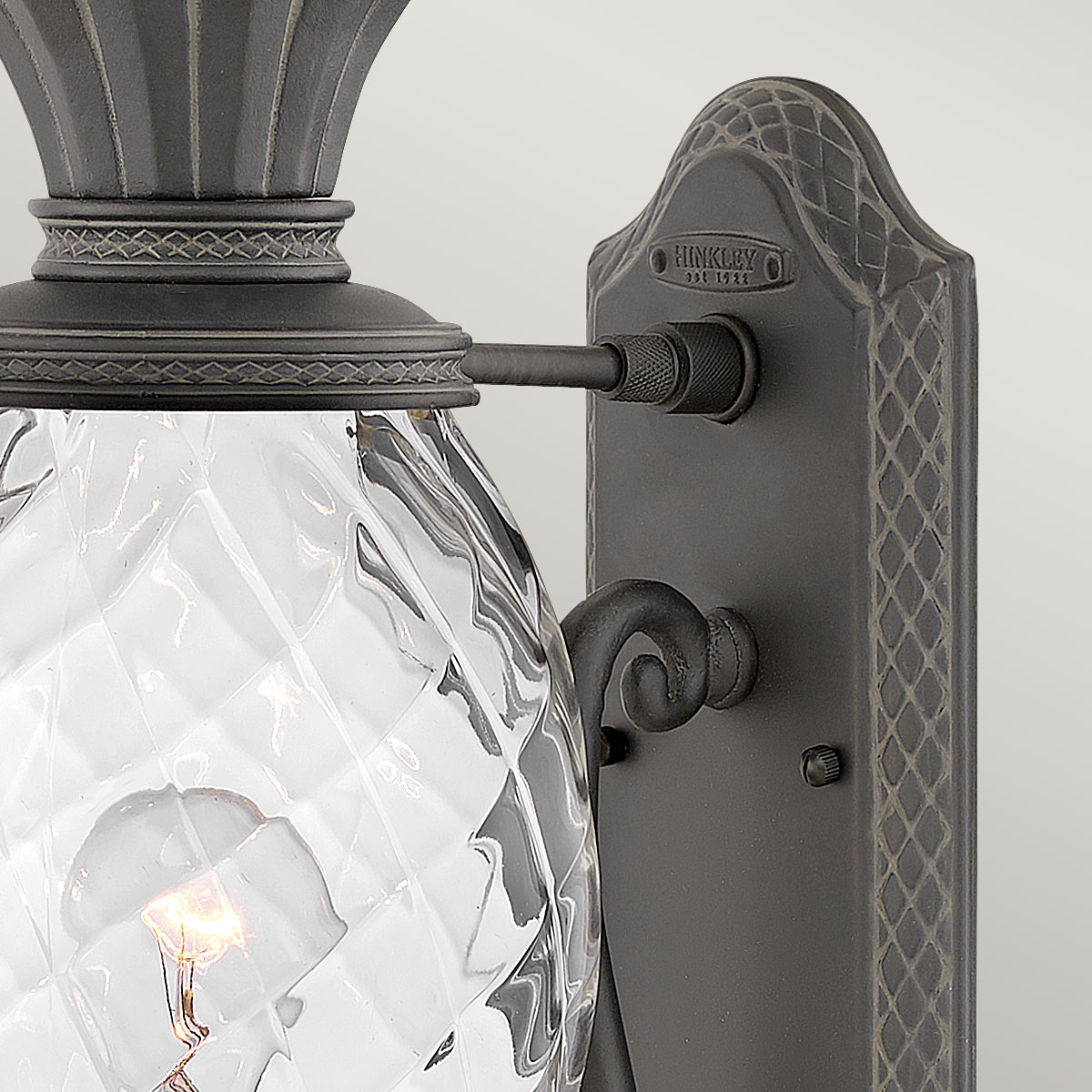Plantation Svart utelampa från Elstead Lighting - Med sitt unika ananasformade optiska glas och h&aring;llbara aluminiumkonstruktion skapar lampan en k&auml;nsla av lyx och stil.