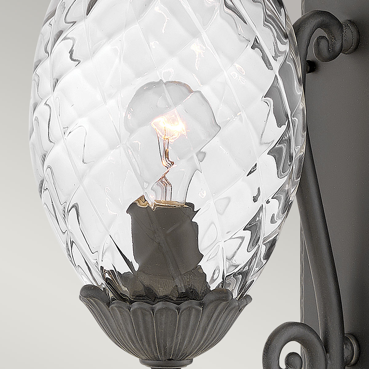 Plantation Svart utelampa från Elstead Lighting - Med sitt unika ananasformade optiska glas och h&aring;llbara aluminiumkonstruktion skapar lampan en k&auml;nsla av lyx och stil.