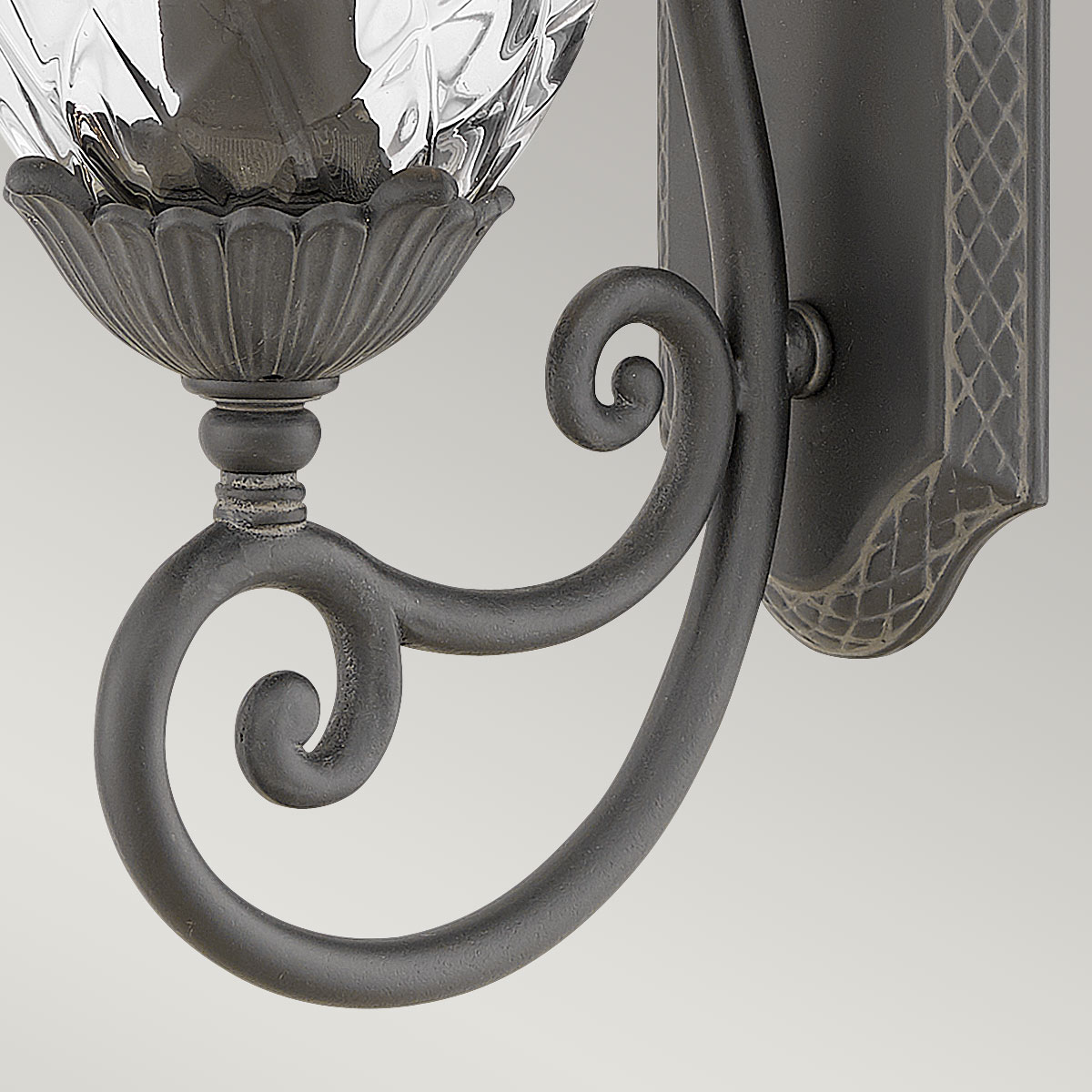 Plantation Svart utelampa från Elstead Lighting - Med sitt unika ananasformade optiska glas och h&aring;llbara aluminiumkonstruktion skapar lampan en k&auml;nsla av lyx och stil.