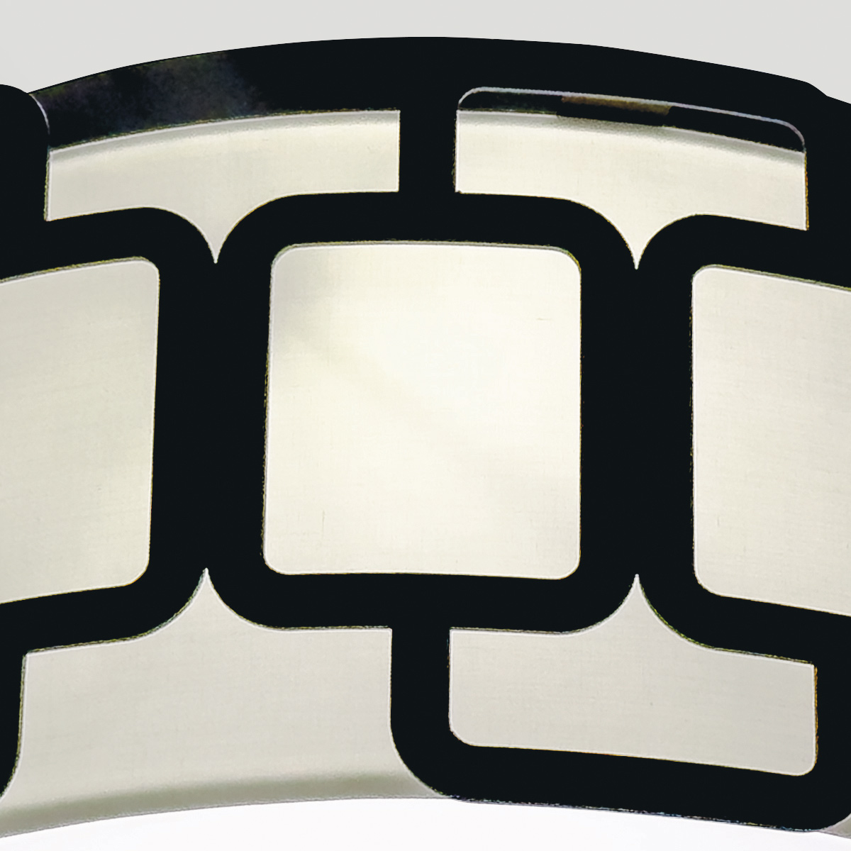 Sabina Ø38 Svart plafond från Elstead Lighting - Den geometriska konstruktionen i svart st&aring;l skapar ett stilfullt m&ouml;nster runt textilsk&auml;rmen i off-white f&auml;rg och ger lampan en modern karakt&auml;r.