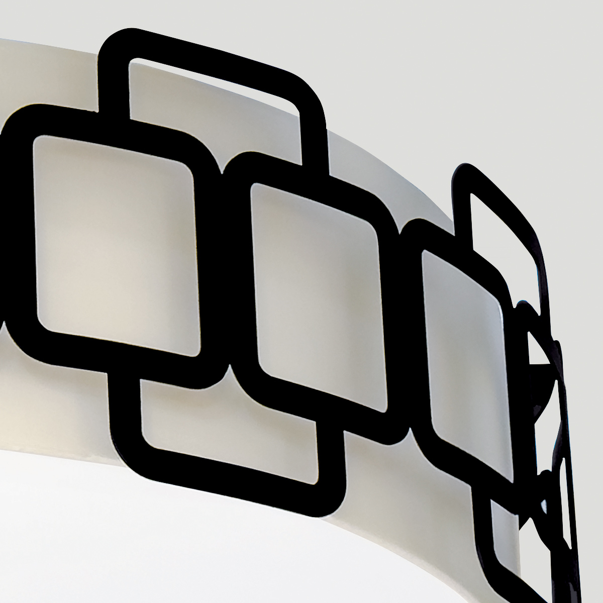 Sabina Ø57 Svart plafond från Elstead Lighting - Den geometriska konstruktionen i svart st&aring;l skapar ett stilfullt m&ouml;nster runt textilsk&auml;rmen i off-white f&auml;rg och ger lampan en modern karakt&auml;r.