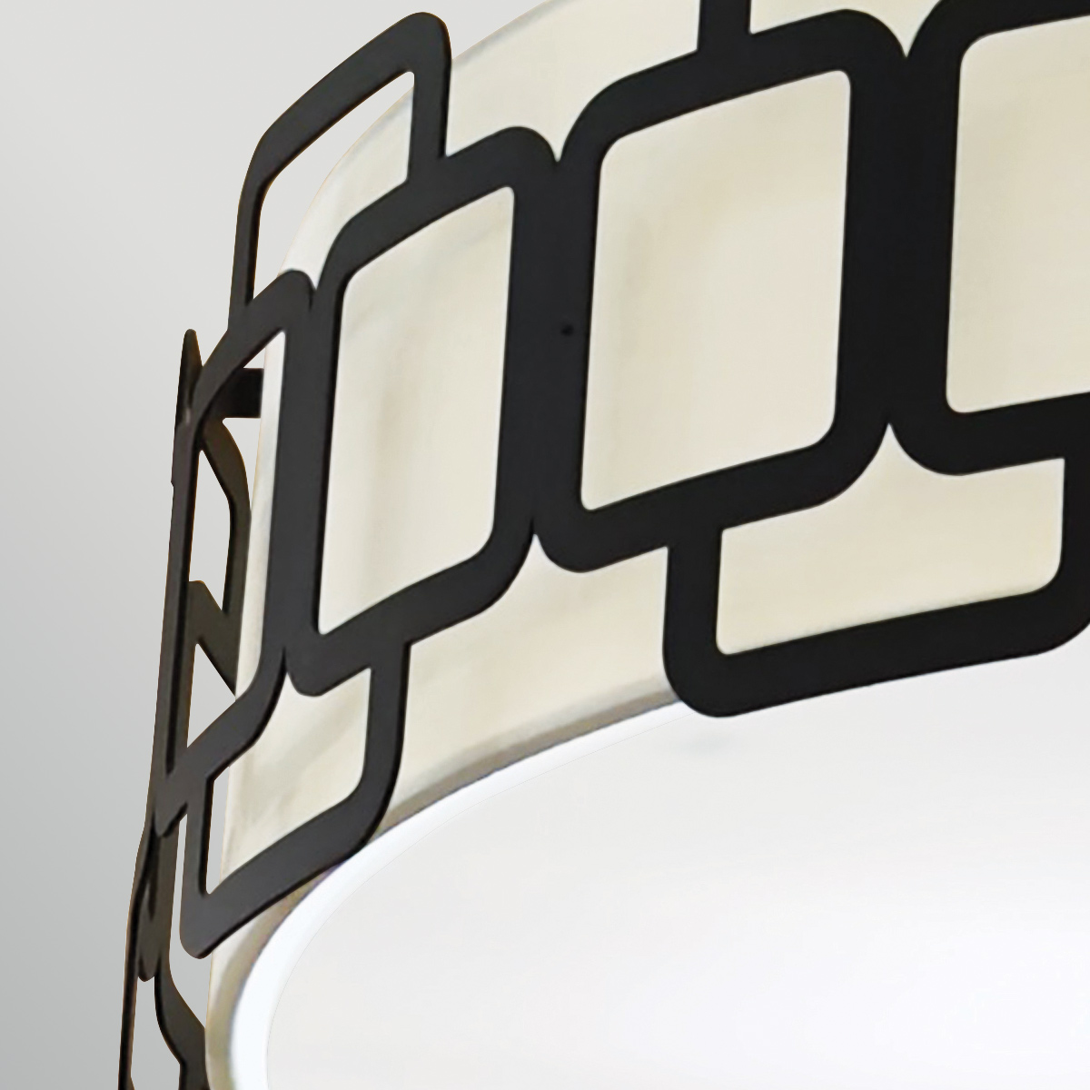 Sabina Ø57 Svart taklampa från Elstead Lighting - Den geometriska konstruktionen i svart st&aring;l skapar ett stilfullt m&ouml;nster runt textilsk&auml;rmen i off-white f&auml;rg och ger lampan en modern karakt&auml;r.