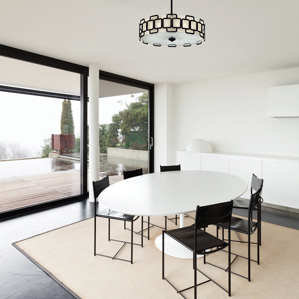 Sabina Ø57 Svart taklampa från Elstead Lighting - Den geometriska konstruktionen i svart st&aring;l skapar ett stilfullt m&ouml;nster runt textilsk&auml;rmen i off-white f&auml;rg och ger lampan en modern karakt&auml;r.
