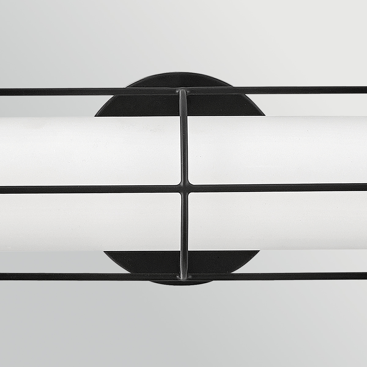 Saylor 60cm Svart badrumslampa från Elstead Lighting - Armaturen &auml;r tillverkad i metall med en mattsvart finish och har ett avl&aring;ngt opalglas som sprider ett j&auml;mnt och fint ljus.
