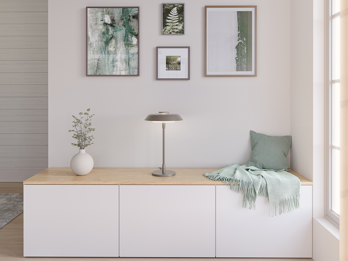 Horisont 47cm Champagne bordslampa från Belid - En kontrastrik och balanserad design med en strikt slimmad sk&auml;rm, munbl&aring;st glas och en sv&auml;vande toppdetalj.