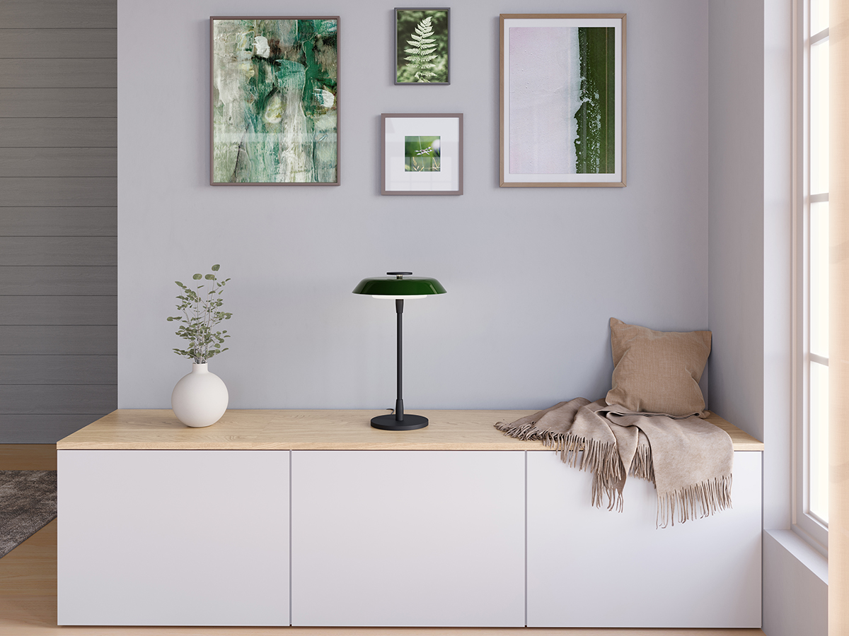 Horisont 47cm Skogsgrön bordslampa från Belid - En kontrastrik och balanserad design med en strikt slimmad sk&auml;rm, munbl&aring;st glas och en sv&auml;vande toppdetalj.