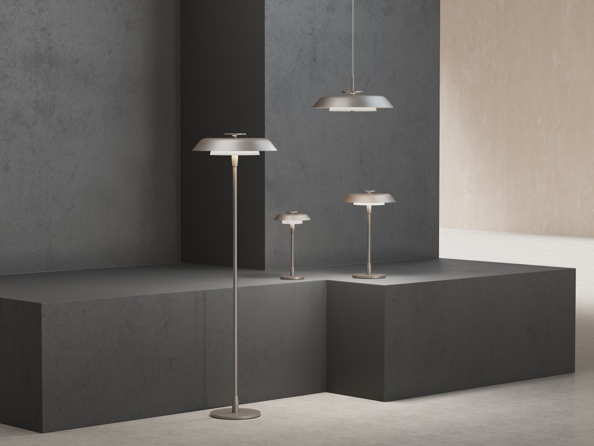Horisont 47cm Champagne bordslampa från Belid - En kontrastrik och balanserad design med en strikt slimmad sk&auml;rm, munbl&aring;st glas och en sv&auml;vande toppdetalj.