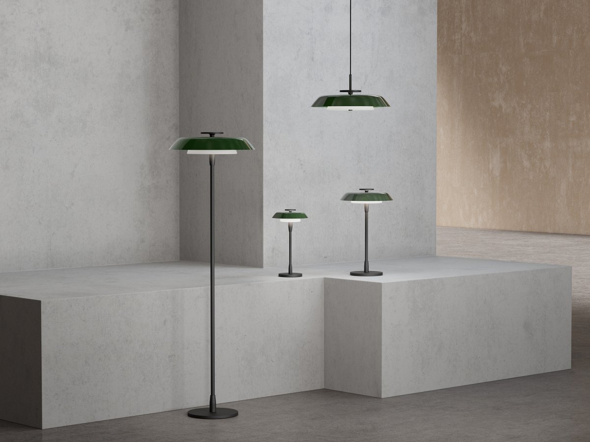 Horisont 47cm Skogsgrön bordslampa från Belid - En kontrastrik och balanserad design med en strikt slimmad sk&auml;rm, munbl&aring;st glas och en sv&auml;vande toppdetalj.