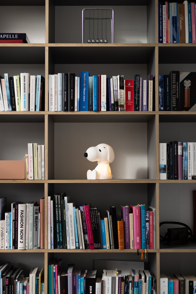 Snoopy First Light Vit barnlampa från Mr Maria - Mr Marias Snoopy &auml;r en ikon f&ouml;r att dr&ouml;mma stort och att g&ouml;ra det p&aring; sitt eget s&auml;tt, coolare &auml;n s&aring; blir det inte!