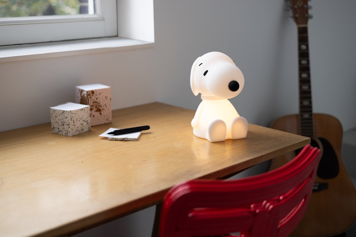Snoopy First Light Vit barnlampa från Mr Maria - Mr Marias Snoopy &auml;r en ikon f&ouml;r att dr&ouml;mma stort och att g&ouml;ra det p&aring; sitt eget s&auml;tt, coolare &auml;n s&aring; blir det inte!