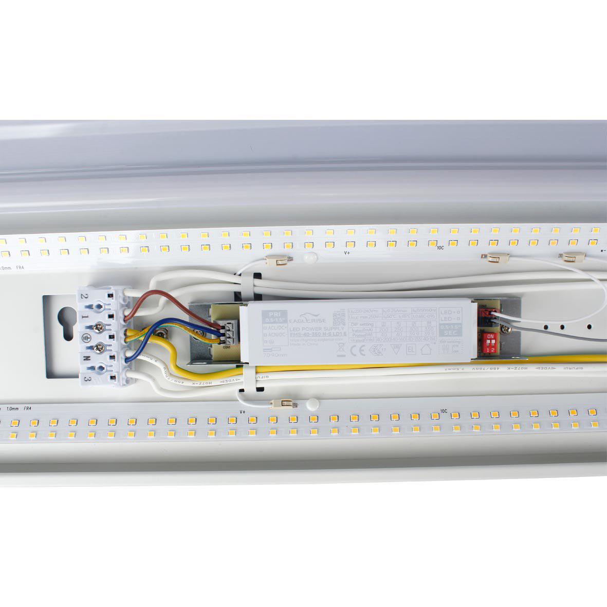 Liny Grab 3000/4000K 120cm Vit från Designlight - Liny Grab &auml;r en elegant och l&aring;gbyggd allm&auml;nbruksarmatur utvecklad f&ouml;r att leverera effektiv och behaglig belysning i en rad olika milj&ouml;er.
