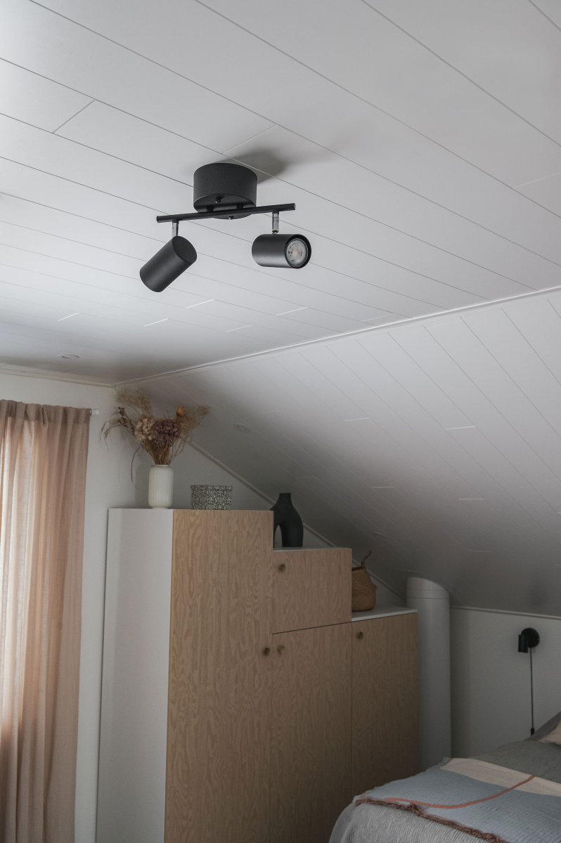 Marlina 2 Svart spotlight från Trio Lighting - Den moderna taklampan MARLEY med 2 lampor ger anpassad belysning i vardagsrummet eller hallen med sin stilrena design.