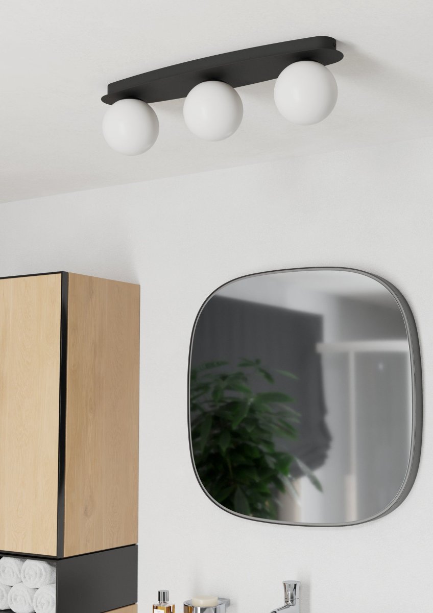 Castrovido 58cm Svart badrumslampa från Eglo - Den &auml;r tillverkad i svart metall och har tre runda kupor i opalglas som sprider ett mjukt och j&auml;mnt ljus.