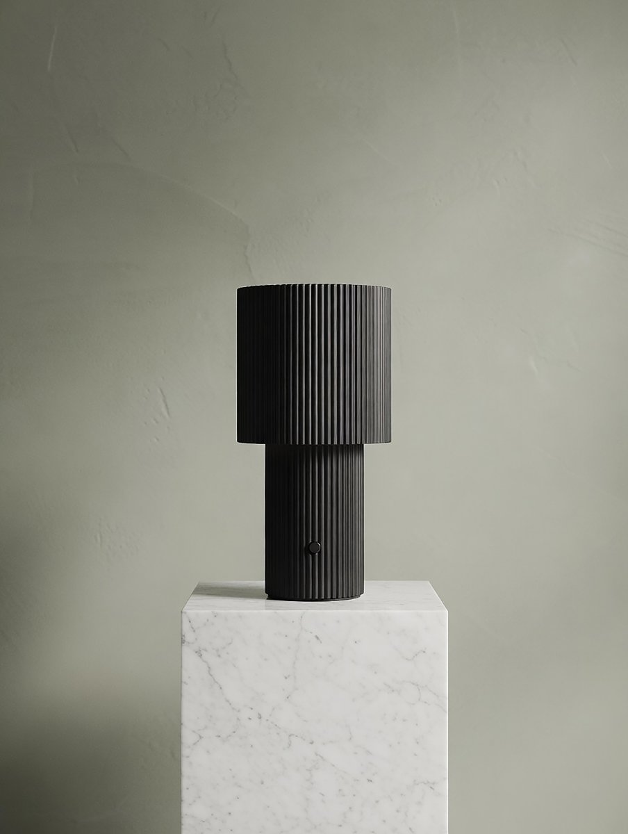 Iluma 22cm Svart portabel från Herstal - Iluma har integrerad LED med ett varmvitt ljus p&aring; 2700K och ett ljusfl&ouml;de p&aring; 60 lumen.