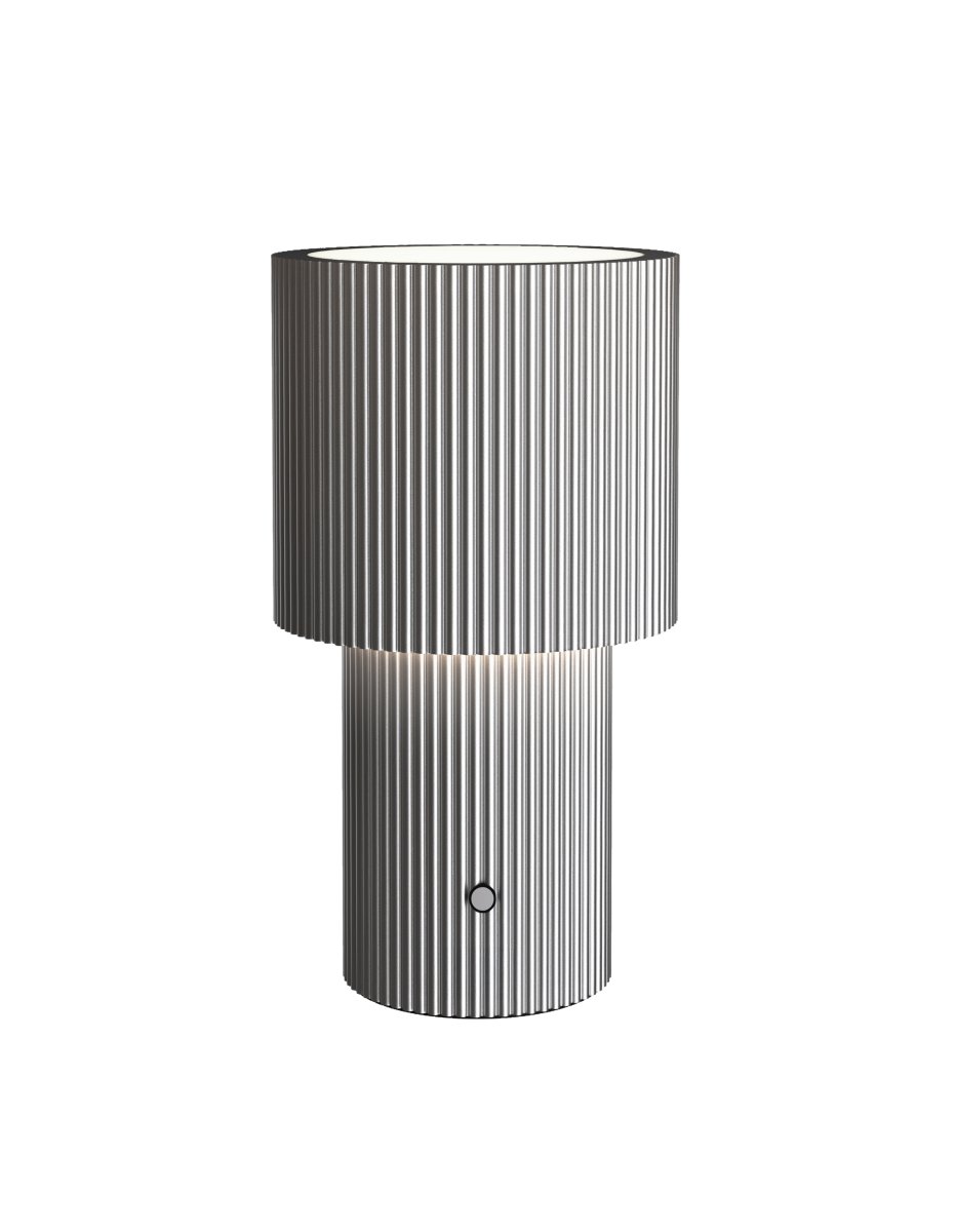 Iluma 22cm Silver portabel från Herstal - Iluma har integrerad LED med ett varmvitt ljus p&aring; 2700K och ett ljusfl&ouml;de p&aring; 60 lumen.