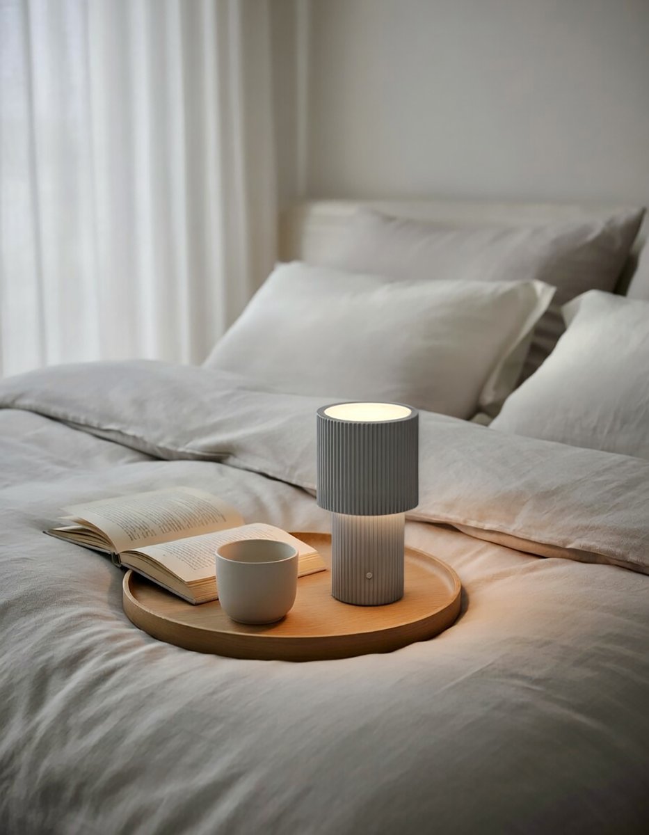 Iluma 22cm Silver portabel från Herstal - Iluma har integrerad LED med ett varmvitt ljus p&aring; 2700K och ett ljusfl&ouml;de p&aring; 60 lumen.