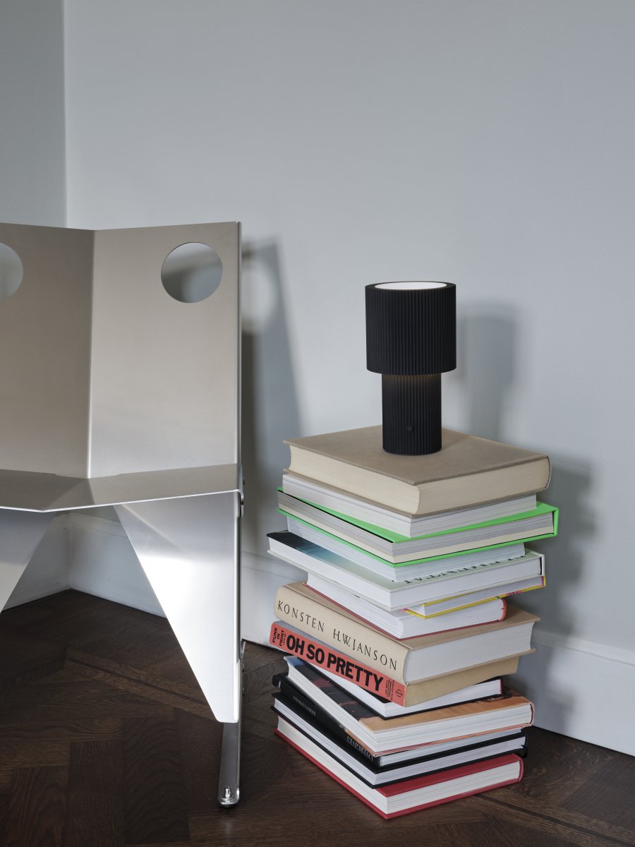 Iluma 22cm Svart portabel från Herstal - Iluma har integrerad LED med ett varmvitt ljus p&aring; 2700K och ett ljusfl&ouml;de p&aring; 60 lumen.