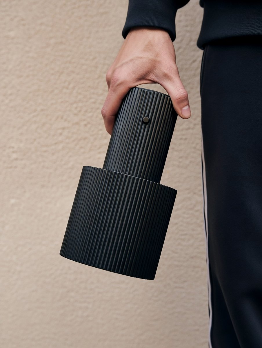 Iluma 22cm Svart portabel från Herstal - Iluma har integrerad LED med ett varmvitt ljus p&aring; 2700K och ett ljusfl&ouml;de p&aring; 60 lumen.