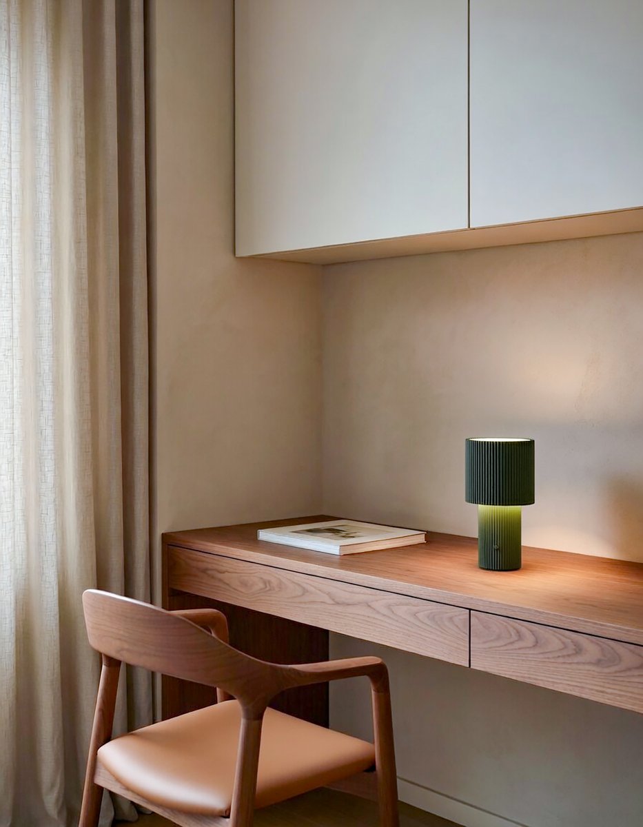 Iluma 22cm Olivgrön portabel från Herstal - Iluma har integrerad LED med ett varmvitt ljus p&aring; 2700K och ett ljusfl&ouml;de p&aring; 60 lumen.