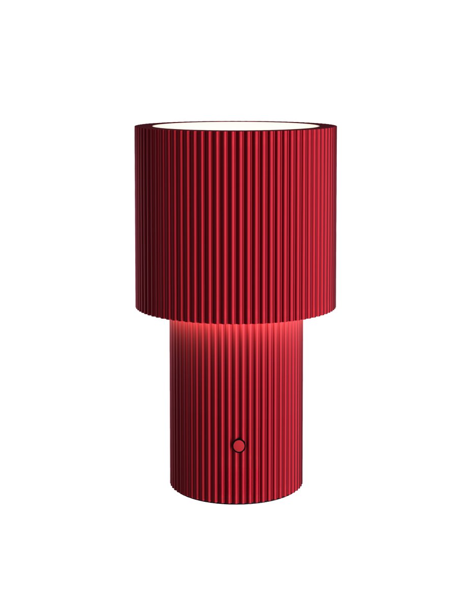 Iluma 22cm Röd portabel från Herstal - Iluma har integrerad LED med ett varmvitt ljus p&aring; 2700K och ett ljusfl&ouml;de p&aring; 60 lumen.