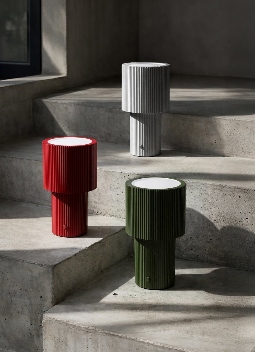 Iluma 22cm Röd portabel från Herstal - Iluma har integrerad LED med ett varmvitt ljus p&aring; 2700K och ett ljusfl&ouml;de p&aring; 60 lumen.