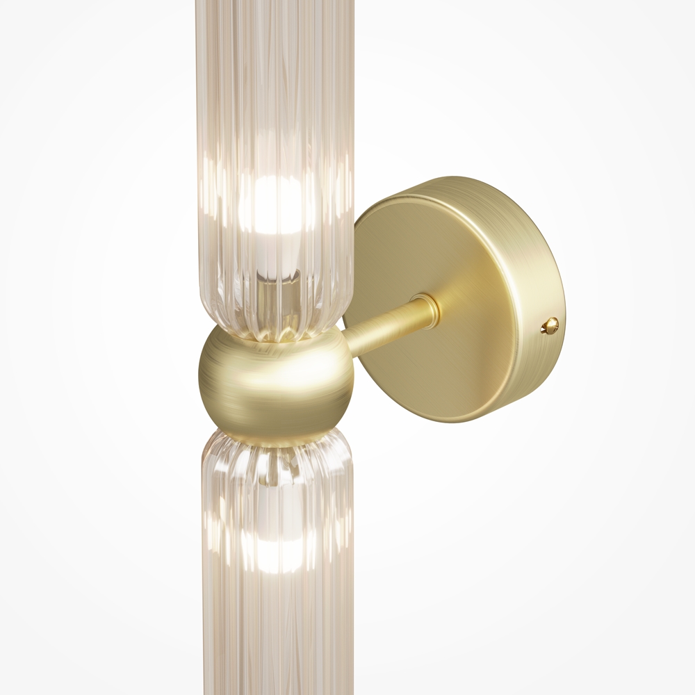 Antic 44cm Konjak vägglampa från Maytoni - De dubbla glaskuporna i cognacsf&auml;rgat glas kombineras med en elegant gyllene armatur i guldfinish, vilket skapar en harmonisk balans mellan modern design och klassisk charm.