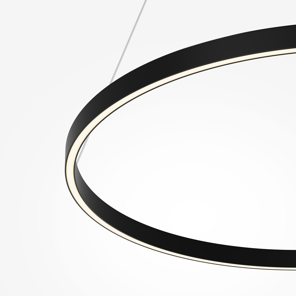 Rim Ø80 Svart taklampa från Maytoni - Den integrerade LED-listen sprider ljuset b&aring;de ned&aring;t och runtomkring, vilket g&ouml;r den perfekt att placera &ouml;ver matbordet eller som en elegant ljuspunkt i vardagsrummet.