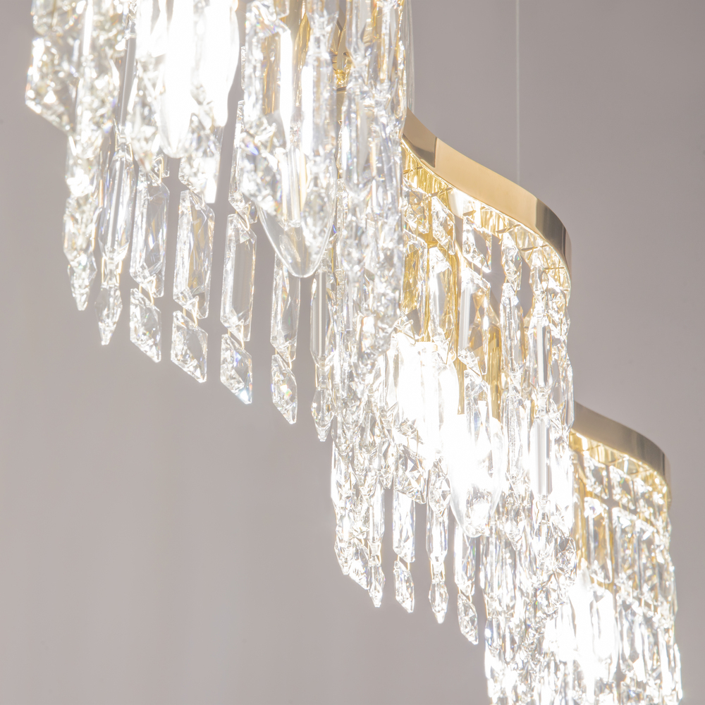Dune 93cm Guld kristall från Maytoni - De gnistrande prismorna f&aring;ngar ljuset och skapar en lyxig atmosf&auml;r i rummet.