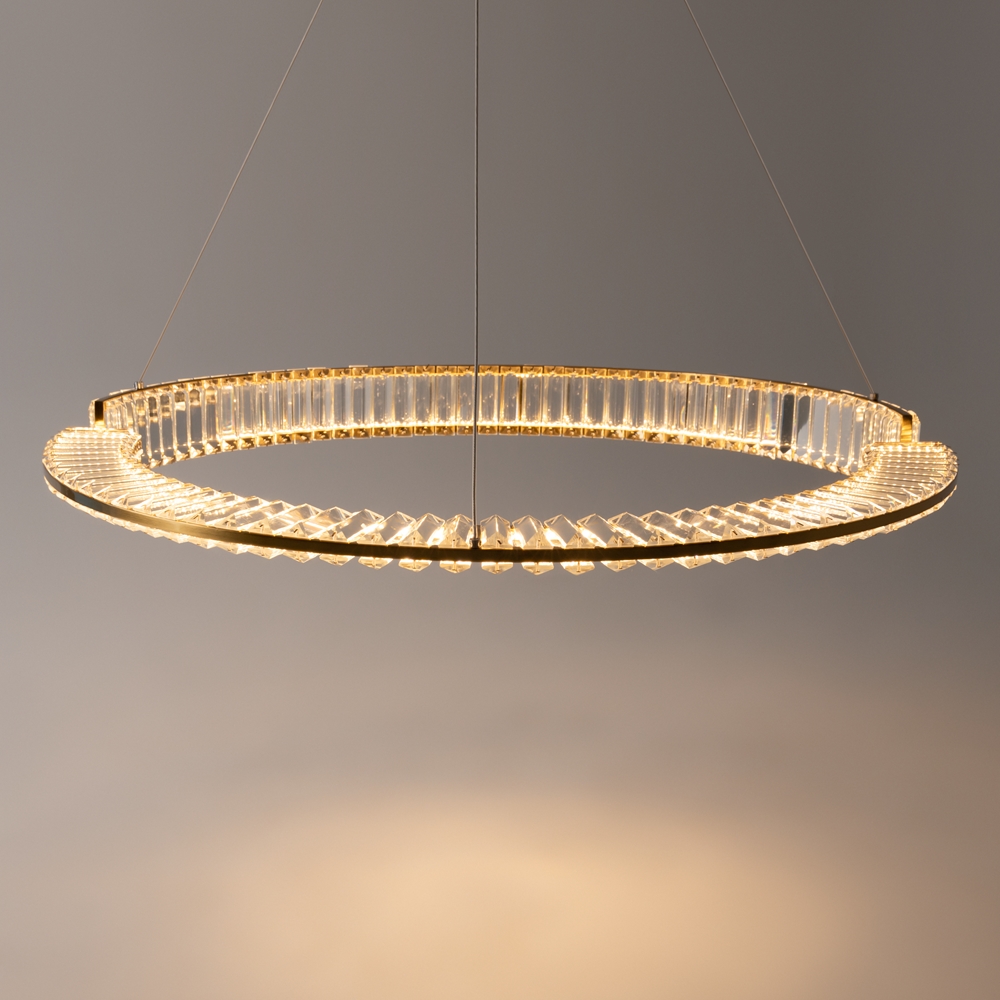 Krone Ø80 Mässing taklampa från Maytoni - Med sin gener&ouml;sa diameter p&aring; 80 cm blir den ett lyxigt blickf&aring;ng i hemmet och sprider ett varmt och st&auml;mningsfullt ljus.