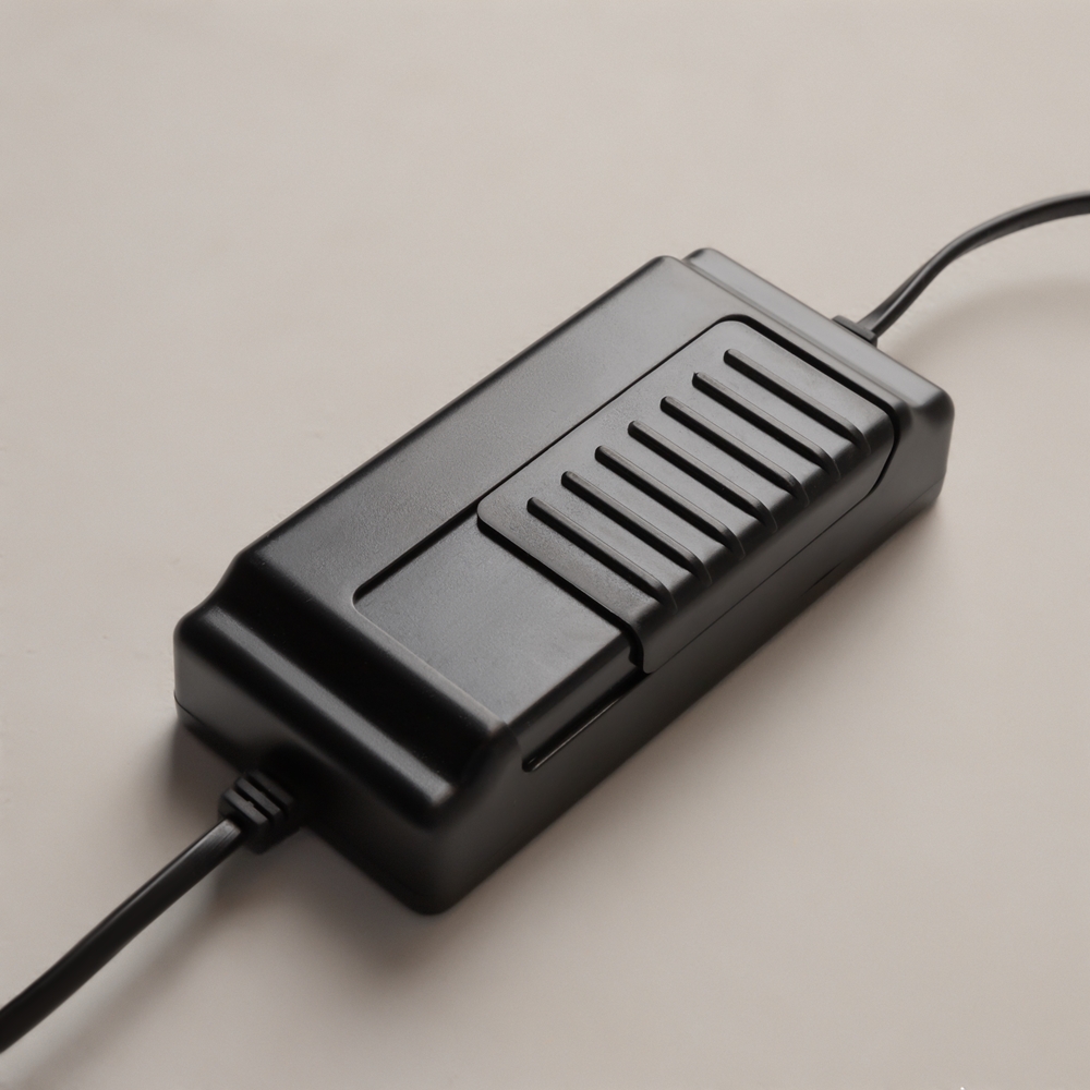 Crochet Svart golvlampa från Maytoni - Ljusstyrkan justeras enkelt med den inbyggda dimmern i golvbrytaren &ndash; en perfekt kombination av form, funktion och atmosf&auml;r.