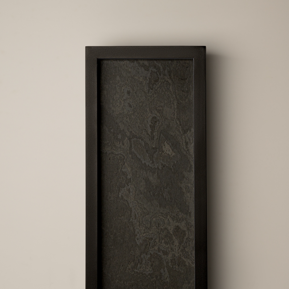 Orign 80cm Svart vägglampa från Maytoni - Orign &auml;r en v&auml;gglampa i metall med en elegant stenimitation i mitten som ger ett naturligt och exklusivt intryck.