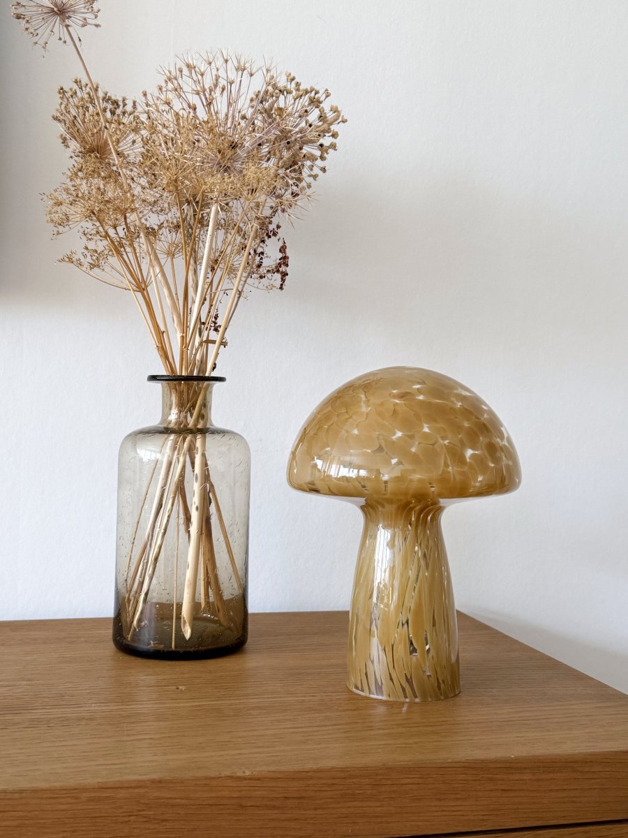 Mushi 30cm Beige bordslampa från Aneta Lighting - Den trendiga svamplampan Mushi skapar en mjuk belysning och bidrar till en mysig och ombonad atmosf&auml;r i ditt hem.