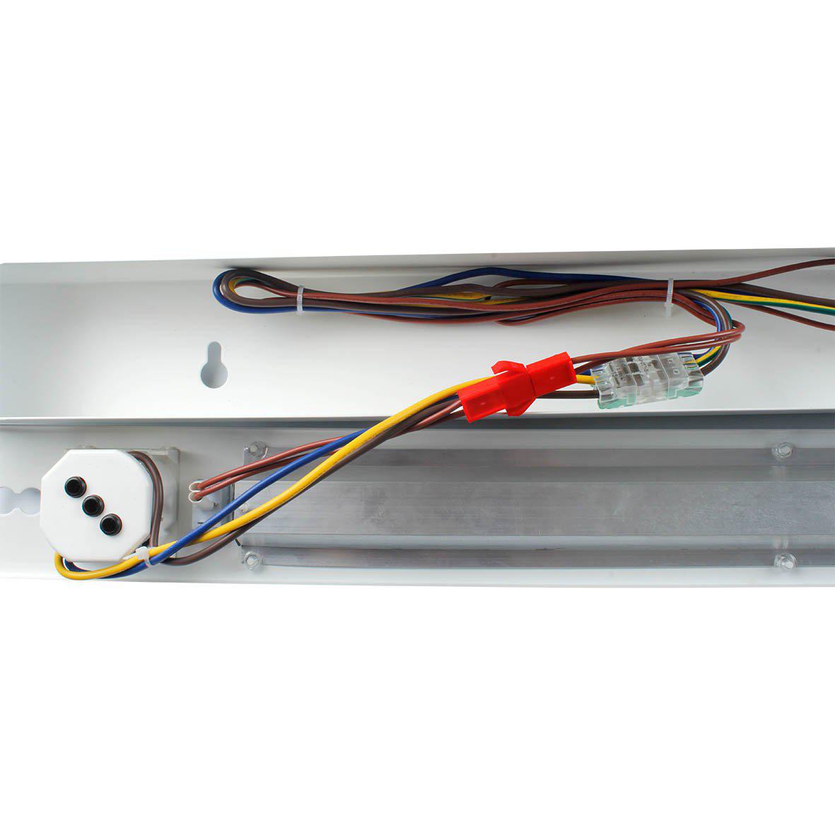 Bänky m. uttag 118cm Vit från Designlight - Denna modell &auml;r 580 mm l&aring;ng och ger ett kraftfullt, j&auml;mnt ljus med en effekt p&aring; 10W och ljusfl&ouml;de p&aring; hela 2000 lumen, idealisk f&ouml;r att lysa upp hela b&auml;nkytan.