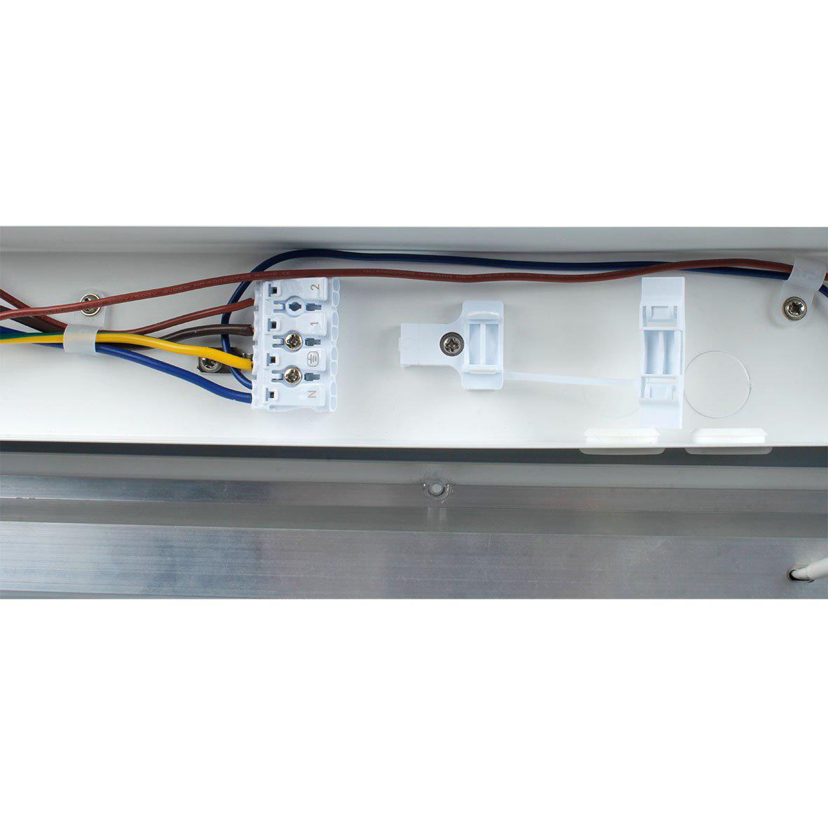 Bänky m. uttag 118cm Vit från Designlight - Denna modell &auml;r 580 mm l&aring;ng och ger ett kraftfullt, j&auml;mnt ljus med en effekt p&aring; 10W och ljusfl&ouml;de p&aring; hela 2000 lumen, idealisk f&ouml;r att lysa upp hela b&auml;nkytan.