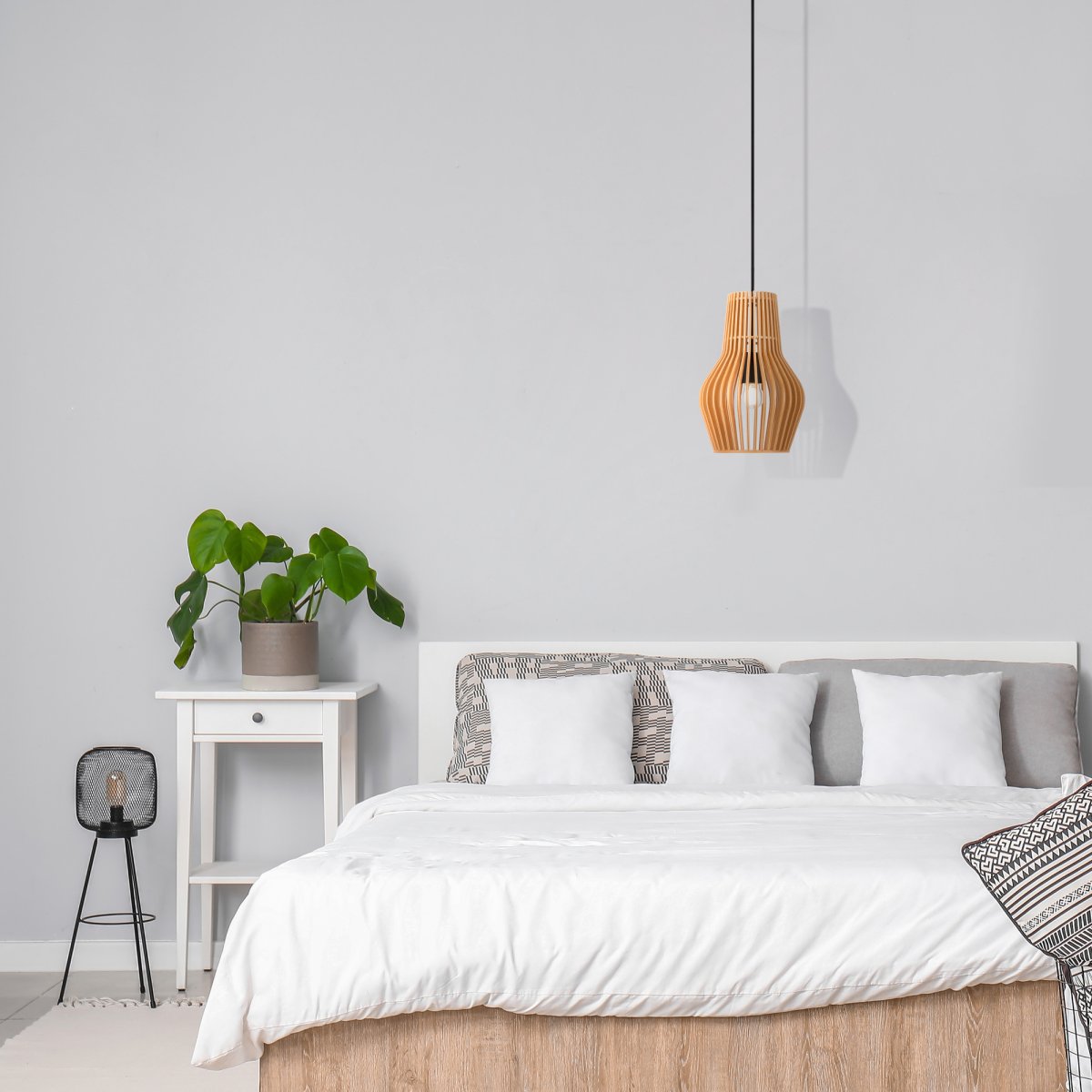 Roots Ø20 Natur taklampa från Maytoni - Roots pendel &auml;r tillverkad av tr&auml; och metall och har en stilren design som ramar in ljusk&auml;llan p&aring; ett unikt s&auml;tt.