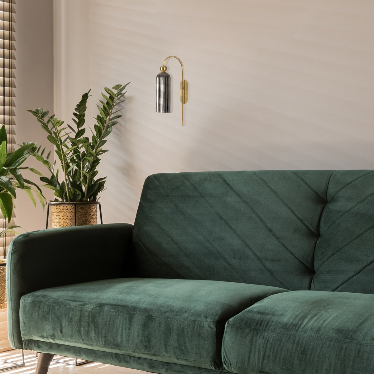 Antic 54cm Rök vägglampa från Maytoni - Med sin sofistikerade b&aring;gform och unika f&auml;rgkombination blir den ett perfekt val f&ouml;r dig som vill tillf&ouml;ra en tidl&ouml;s och elegant k&auml;nsla till ditt hem.